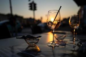 un tramonto in un caffè di pisa foto