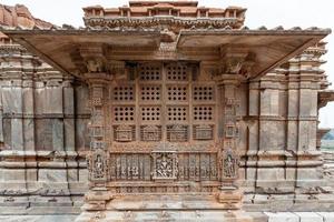 Tempio di sahastra bahu a udaipur, rajasthan, india foto