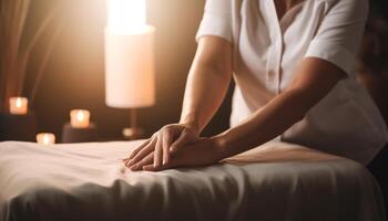uno donna, caucasico etnia, riposo su confortevole letto, massaggio mano generato di ai foto