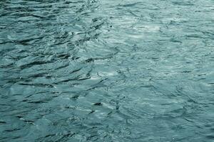 il struttura di il acqua di il fiume. naturale acqua sfondo con increspature e onde. foto