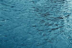 il struttura di il acqua di il fiume. naturale acqua sfondo con increspature e onde. foto