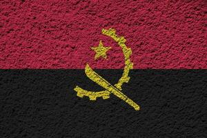 bandiera di repubblica di angola su un' strutturato sfondo. concetto collage. foto