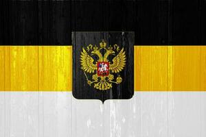 russo imperiale bandiera con un' doppia testa aquila. il primo ufficiale stato bandiera di il russo impero e il bandiera per celebrazioni su il struttura. concetto collage. foto