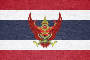 bandiera e cappotto di braccia di il regno di Tailandia su un' strutturato sfondo. concetto collage. foto