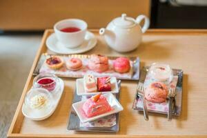 pomeriggio tè impostato e rosa dolce a lusso Hotel foto