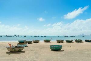 cestino Barche a mio che spiaggia nel da nang città, Vietnam. Locale pesca Barche di danang avere diventare iconico per Vietnam. sud-est Asia viaggio concetto foto