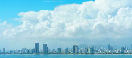 panoramico paesaggio scenario di danang città, Vietnam. lungo costa a figlio tra penisola foto