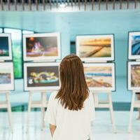 giovane femmina turista guardare galleria esposizione. arte , fotografia e Museo concetto foto