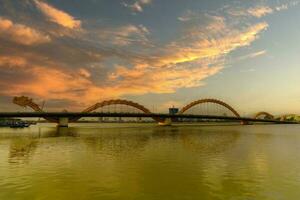 Drago ponte con han fiume nel da nang città. punto di riferimento e popolare per turista attrazione. Vietnam e sud-est Asia viaggio concetto foto