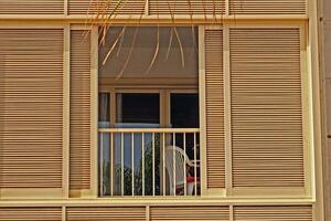sfondo con un' finestra e balcone circondato di un' di legno cieco su un' caldo estate giorno foto
