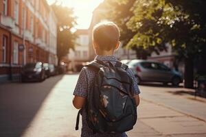 indietro Visualizza di un' ragazzo con zaino a piedi su il strada nel il città, carino poco primario scuola studenti pieno posteriore Visualizza, ai generato foto