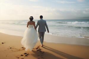 nozze coppia a piedi su il spiaggia a tramonto. sposa e sposo, nuovo sposa e sposo pieno posteriore Visualizza a piedi su il spiaggia, ai generato foto