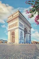 vista dell'arco di trionfo dalla strada a parigi