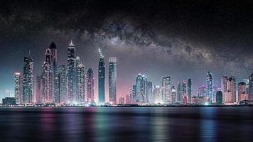 città di dubai di notte foto
