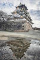 osaka, giappone 2019- riflessione del castello in giappone