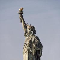 statua della libertà a parigi la piccola replica di quella di new york foto
