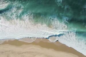 oceano onde su il spiaggia come un' sfondo. bellissimo naturale estate vacanza vacanze sfondo. aereo superiore giù Visualizza di spiaggia e mare con blu acqua onde, creare ai foto