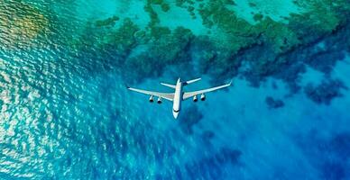 superiore giù Visualizza di bianca aereo volante al di sopra di blu mare, oceano, viaggiare, vacanza concetto - ai generato Immagine foto