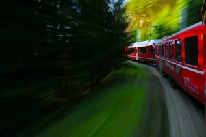 sankt moritz svizzero 2023 poco rosso treno in viaggio nel il svizzero montagne e collegamento Svizzera con Italia foto