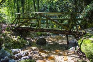 ponte sul torrente chiavone bianco foto