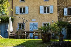 casa di campagna durante il giorno foto