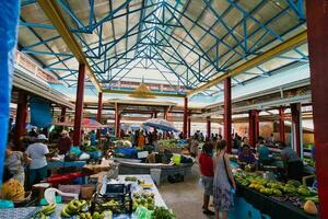 mahe seychelles, 25.06.2023 signore selwyn clarke mercato nel cittadina vittoria, fornitori vendita loro prodotti, gente del posto e turista dentro il mercato foto