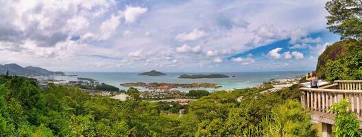 grande panoramico Visualizza punto di la misero al di sopra di il Eden isola, st anne marino parco, internazionale porta, praslin e la Digue isola , mahe seychelles. foto