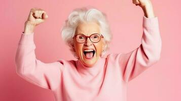 ritratto di un eccitato anziano donna festeggiare successo isolato al di sopra di rosa sfondo. generativo ai. foto