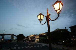 lanterna su il strada di il vecchio cittadina di Nessebar, Bulgaria. foto