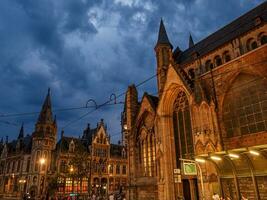 il città di gentiluomo nel Belgio a notte foto