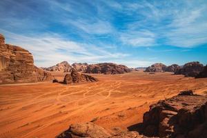 deserto del wadi rum o valle della luna in giordania foto