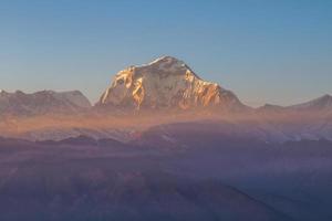 massiccio del dhaulagiri in nepal visto da poonhill