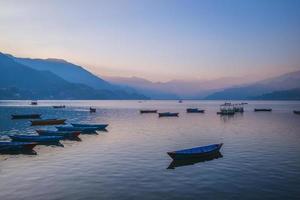 scenario di pochi lago a pokhara nepal al crepuscolo foto