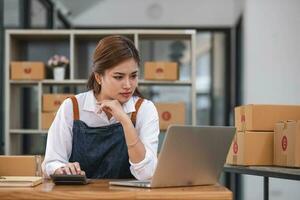 piccolo attività commerciale, avviare me, proprietario imprenditori. asiatico donna con unsuccess attività commerciale in linea shopping pianto e grave viso infelice umore. foto