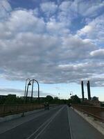 chiaro cielo nel cittadina foto