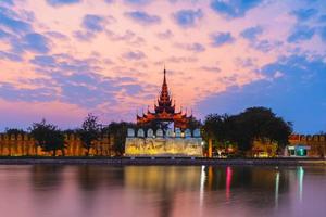 vista notturna del palazzo di mandalay in myanmar foto