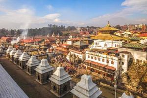 tempio di pashupatinath sul fiume bagmati a kathmandu in nepal foto