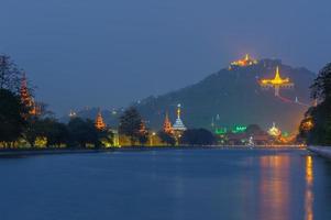 vista notturna della collina di mandalay dal palazzo