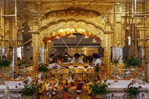 Sri bangla sahib gurudwara tempio sikh interno a nuova delhi, india foto