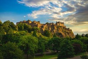 il castello di edimburgo e il parco dei principi a edimburgo, scozia, regno unito foto