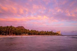 scenario della spiaggia di waikiki e della montagna della testa di diamante, oahu, hawaii