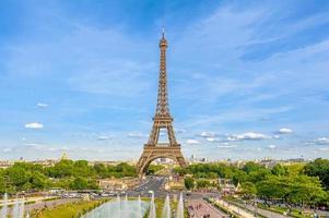 La torre eiffel è la struttura più alta di parigi, francia foto