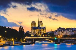 la cattedrale di notre dame de paris e la senna a parigi, francia