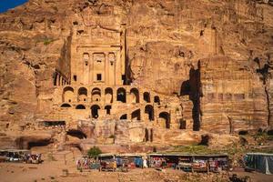 tombe reali al massiccio roccioso di jabal al khubtha a petra, giordania foto