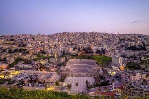 skyline di amman, la capitale della giordania di notte foto