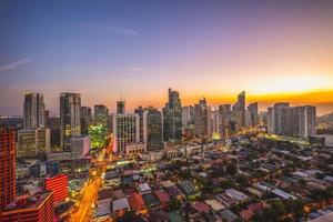 skyline di makati a manila, nelle filippine