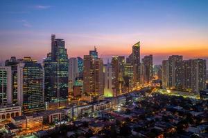 skyline di makati a manila, nelle filippine foto