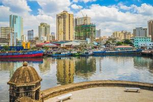 vista di manila dal fiume pasig dal forte di santiago nelle filippine foto