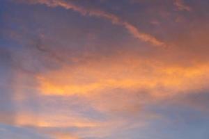 sfondo di cielo nuvoloso arancione chiaro al tramonto