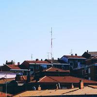 camino sul tetto della casa foto